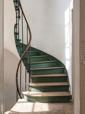 Eine alte Holz treppe die renoviert werden müsste