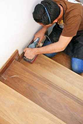 Ein Handwerker poliert eine Treppe
